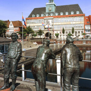 Altes Rathaus Emden, Heute das ostfriesische Landesmuseum und die drei Delftspucker