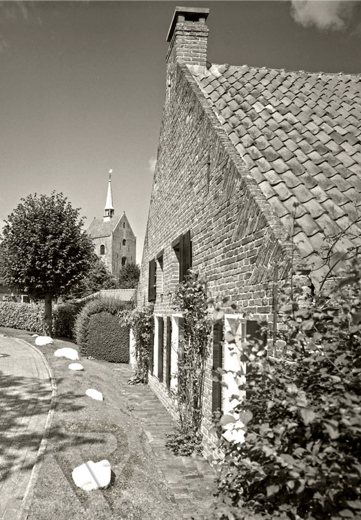 Reno-Walter_Aritekturfotografie_Spiegelhaus-und-Kirche-Groothusen
