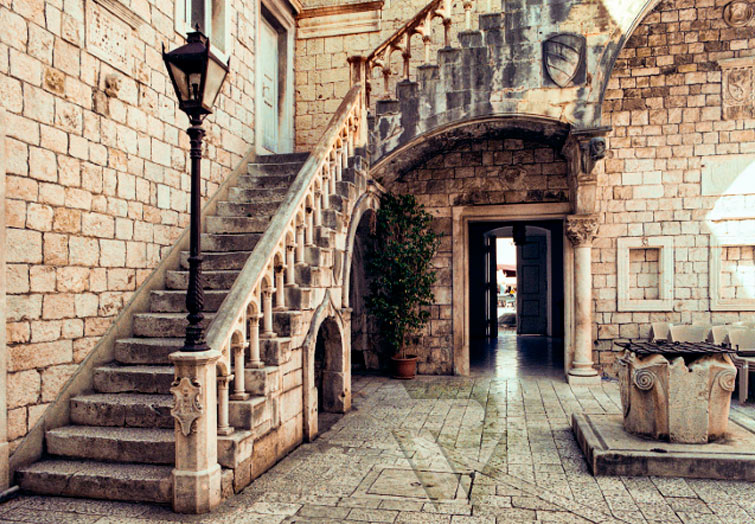 Reno-Walter_Aritekturfotografie__Innenhof-Altes-Rathaus-in-Trokir_Kroatien-